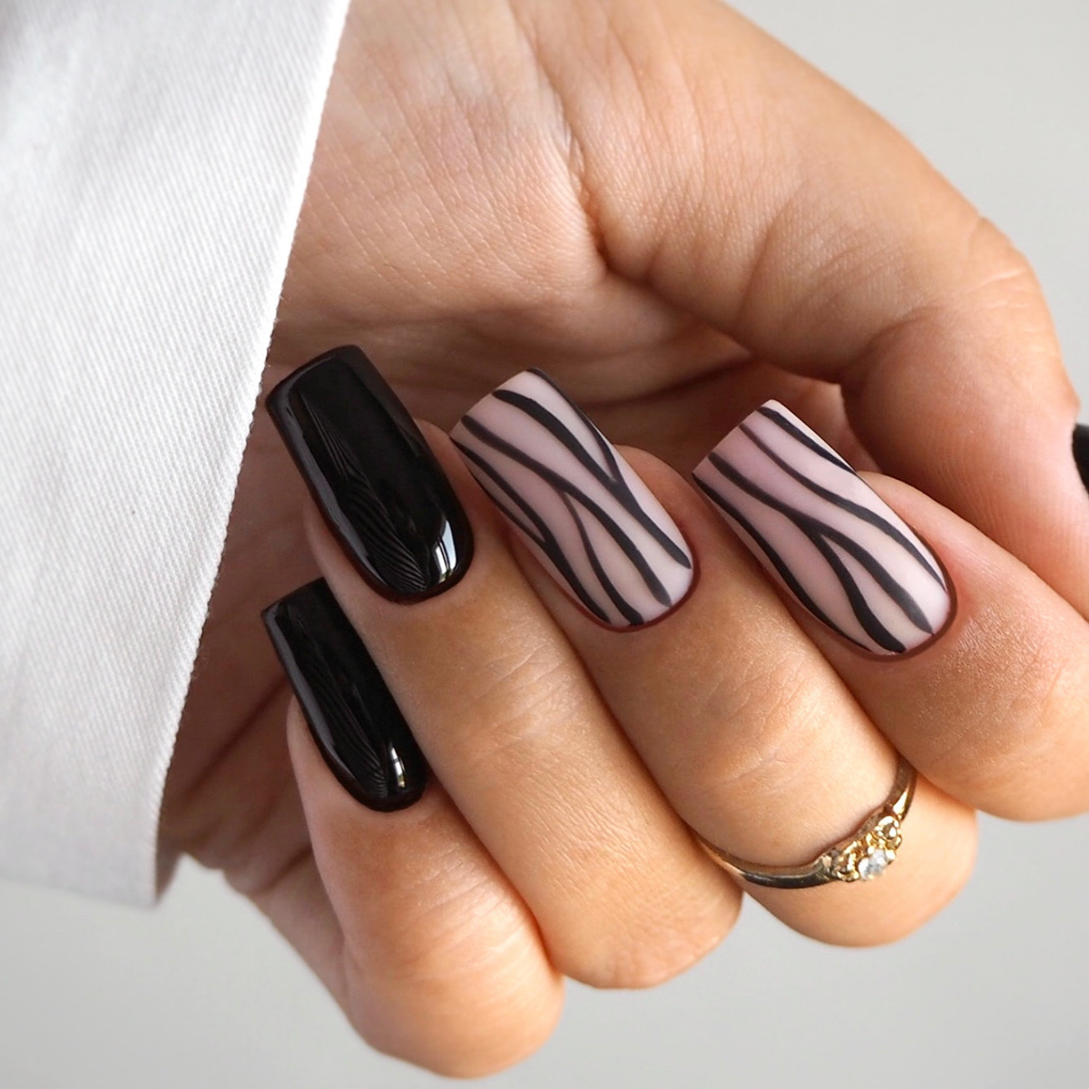 Gel Polish Woman In Black - 605, 6 ml